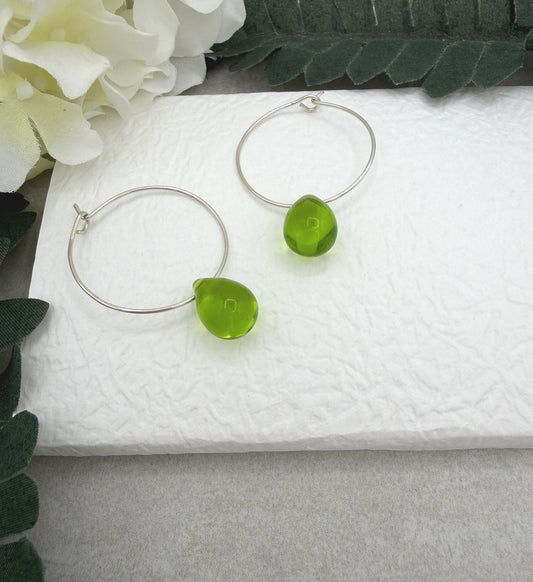 Hoop Earrings with Green Glass Teardrop Beads CHE-537